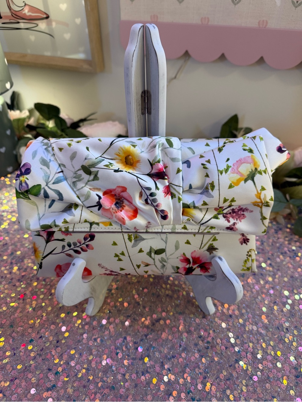 NWT Jewel by Badgley Mischka Signature Bow Envelope Clutch in Floral Pattern - Picture 4 of 11